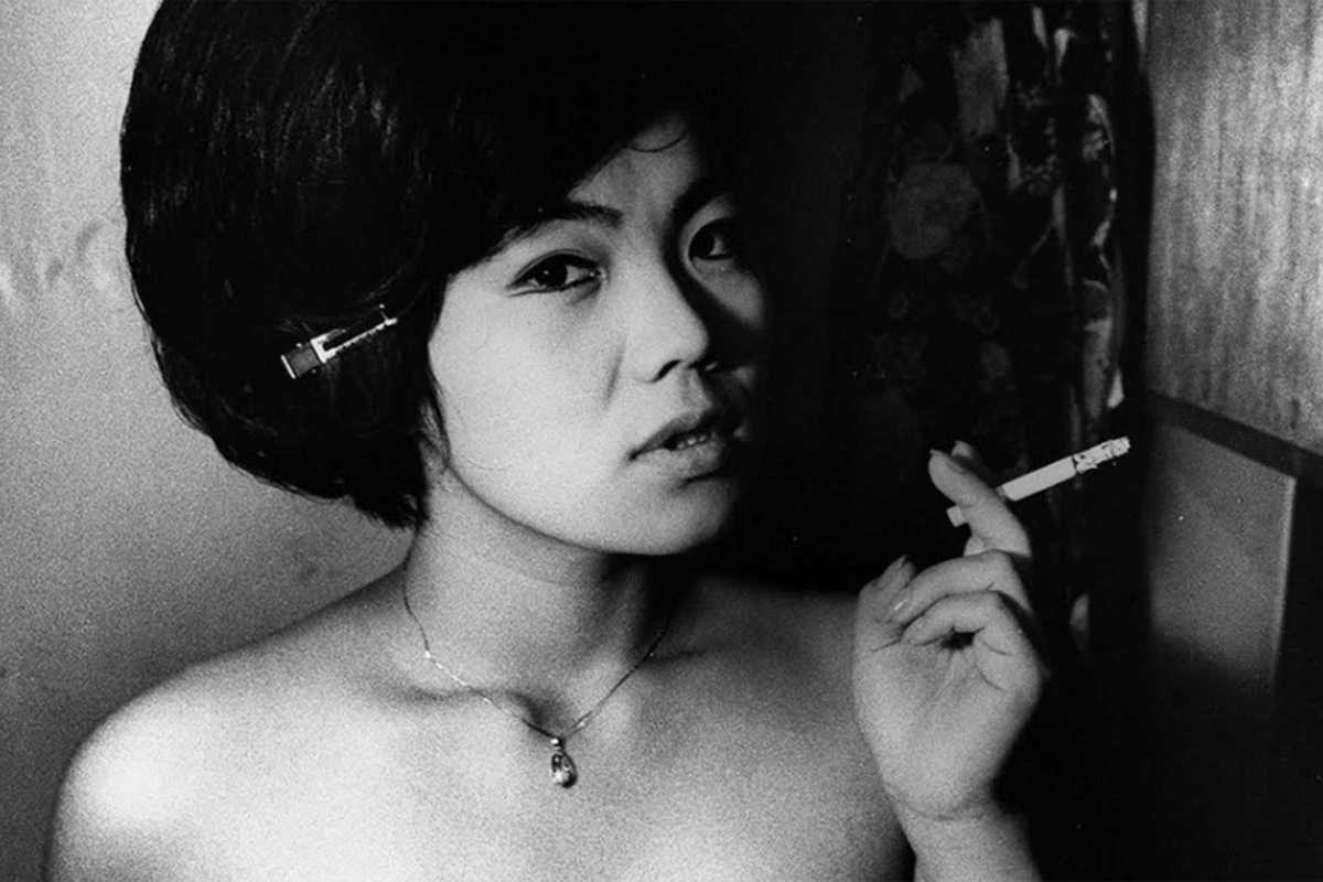 daido-moriyama-woman-smoking