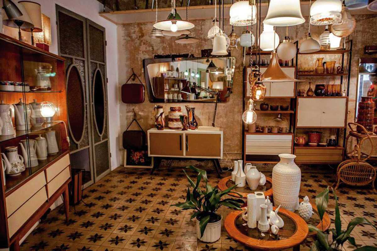 fustam-vintage-shop-interior