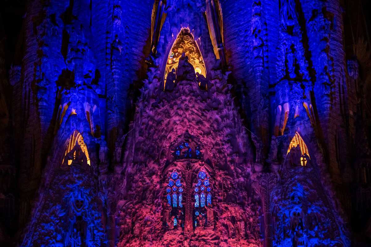 nativity-facade-light-show