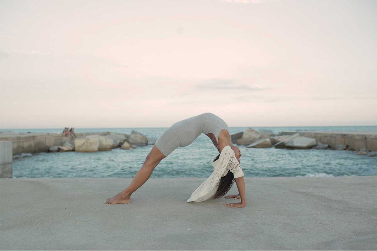 nina-yoga-sea